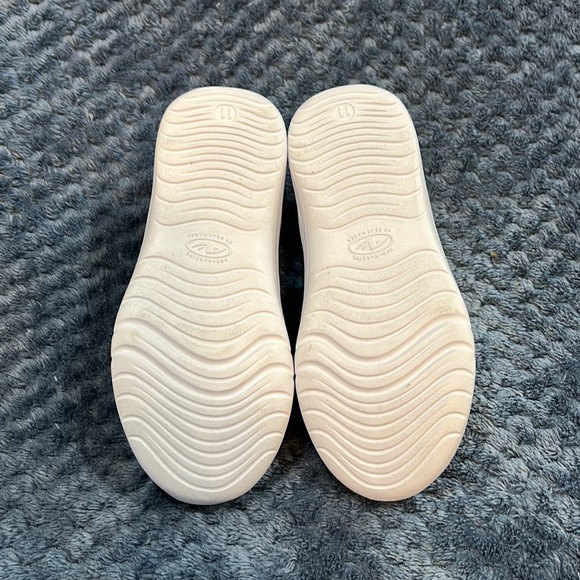 Easy slip on light weight sneaker for boys! Perfect for summer! - Picture 7 of 7